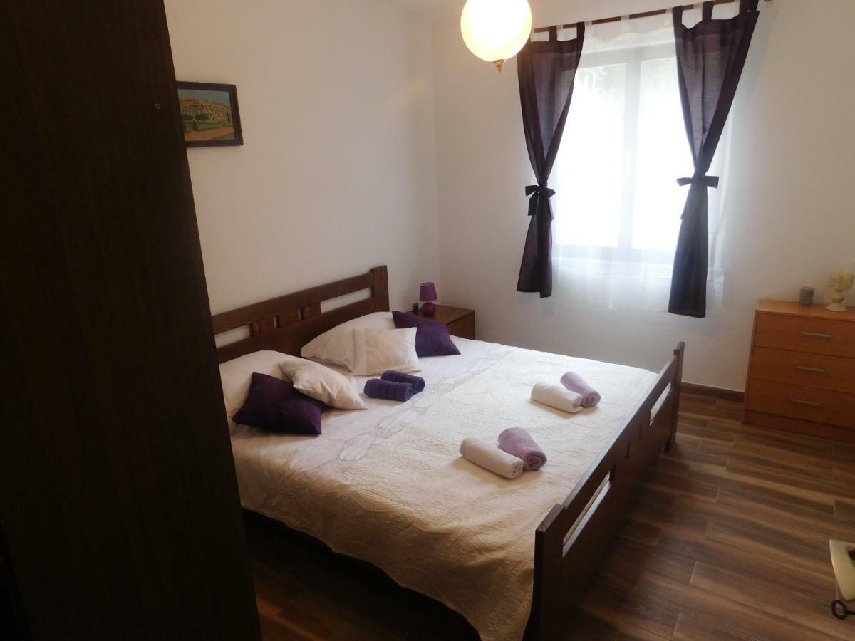 Apartment Artusi Pula Exterior photo